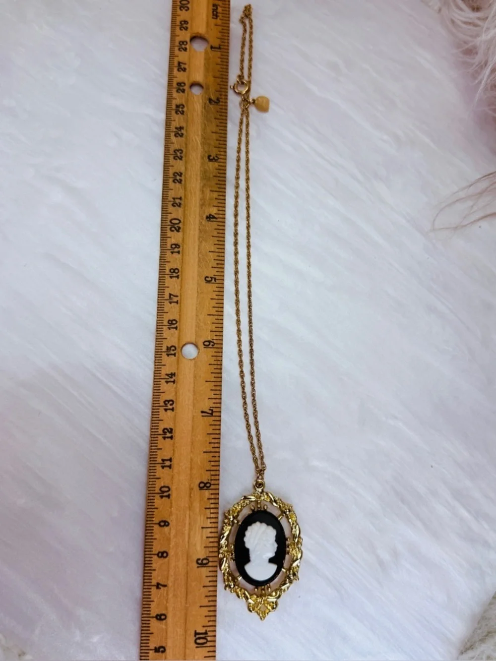 Beautiful, Goldtone Black & White Cameo Pendant Necklace